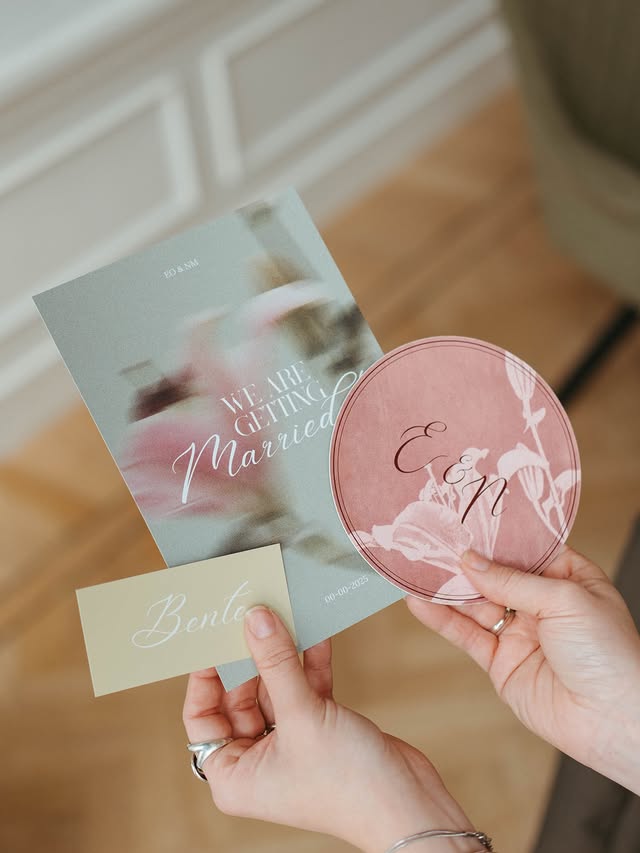Gepersonaliseerde Fibre Stationery kaarten — trouwkaart, monogram coaster en plaatskaartje in handen