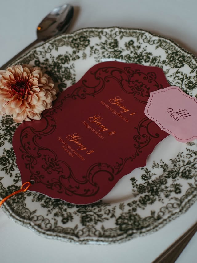 Fibre Stationery — bordeaux menukaart met dahlia en plaatskaartje